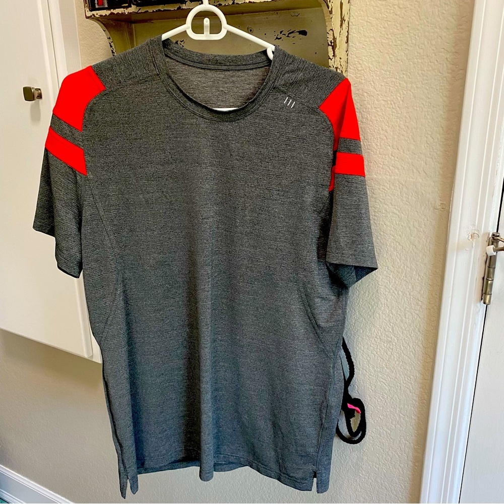 Beautiful Men’s Lululemon Short Sleeve Shirt